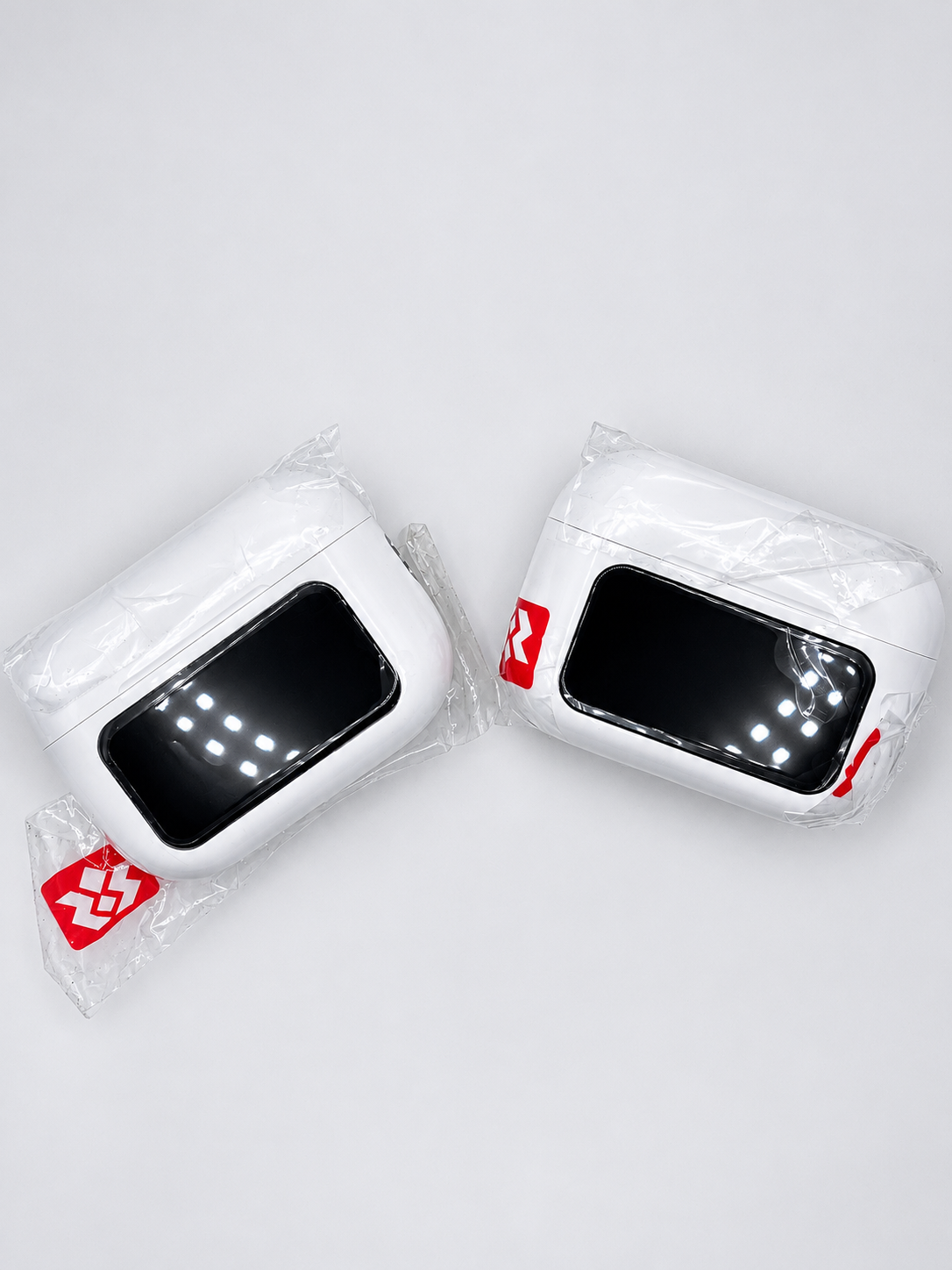 Deux gadgets blancs emballés sous plastique Airpods Afficheur - Image 1