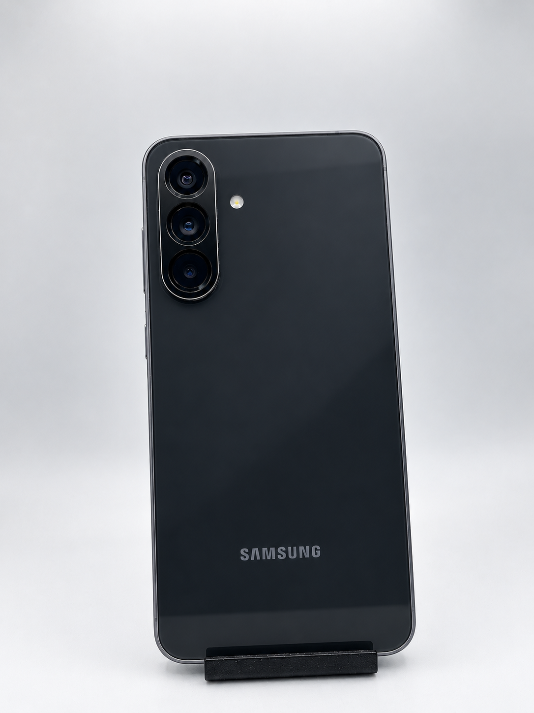 Smartphone Samsung graphite sur socle noir Samsung Galaxy A56 - Image 1